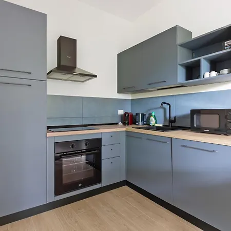 דירה Bilocale Blu Con Terrazzo 5 Minuti Dalla Stazione